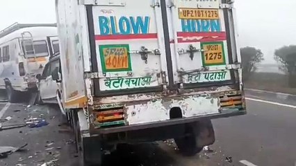 घने कोहरे की वजह से लखनऊ दिल्ली हाइवे पर आधा दर्जन वाहन आपस में टकराये पुलिस की PRV गाड़ी भी टकराई