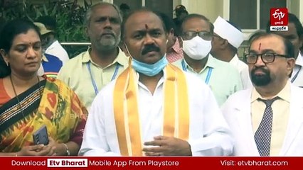 'డీఎస్పీ గేట్లు తెరవడం వల్లే ఘటన' - క్షతగాత్రులను పరామర్శించిన టీటీడీ ఈవో