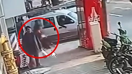 Elektrikli bisikletiyle üst üste yaptı! O anlar kamerada