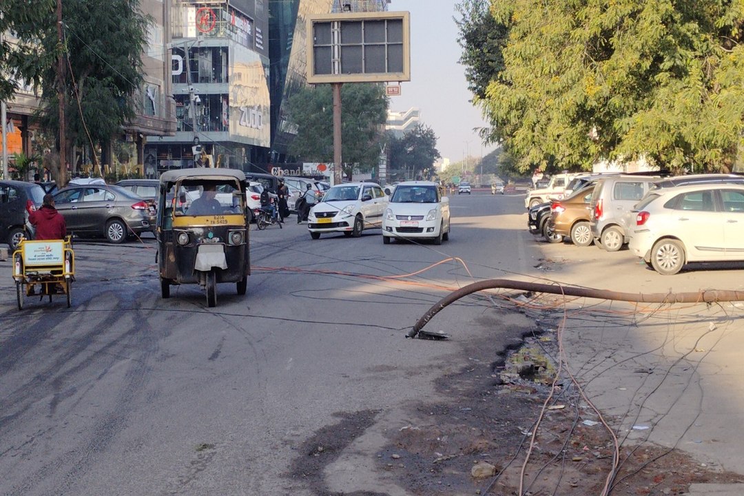 जयपुर: जीटी मॉल के सामने बिजली के तारों का जाल,...