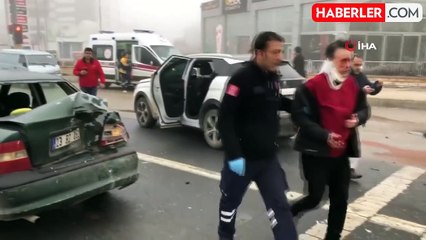 Yoğun Sis ve Buzlanma Zincirleme Trafik Kazasına Neden Oldu: 6 Araç Çarpıştı, 3 Yaralı