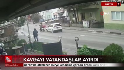 Bartın'da öfkelenen kurye kendisine çarpan araca kask fırlattı
