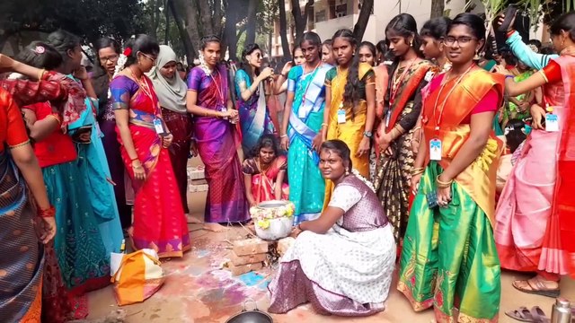 அரசு கல்லூரி மாணவிகள் கொண்டாடிய சமத்துவ பொங்கல் விழா, பாரம்பரிய முறைப்படி பொங்கல் வைத்து ஆட்டம் பாட்டத்துடன் கொண்டாட்டம்