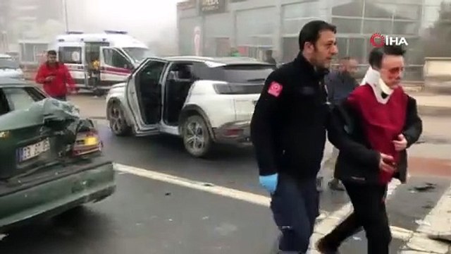 Yoğun sis ve buzlanma zincirleme kazayı beraberinde getirdi:3 yaralı
