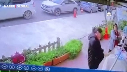 Araç iş yerine daldı, önünden geçenler saniyelerle ölümden kurtuldu