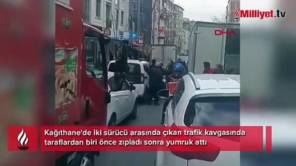 İstanbul'da trafikte kavga! Önce zıpladı sonra yumruk attı