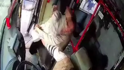 Eşine otobüs direksiyonunda biber gazı sıktı, kolunu ısırıp, boynundan bıçakladı!