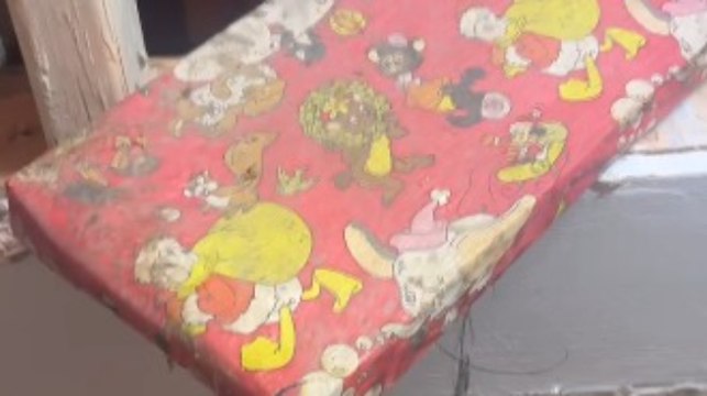 Encuentra un regalo de Navidad envuelto perdido hace 47 años detrás de una pared de la casa de sus padres