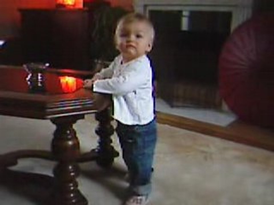 Isaë debout