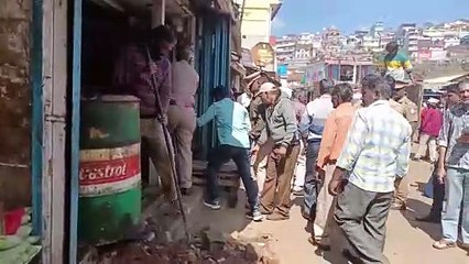 குன்னூரில் சாலையோர ஆக்கிரமிப்பு அகற்றம்