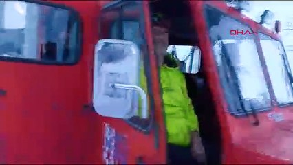 RİZE - Motorlu testereyle buzlaşan karı kesip yol açtılar (VİDEO EKLENDİ)