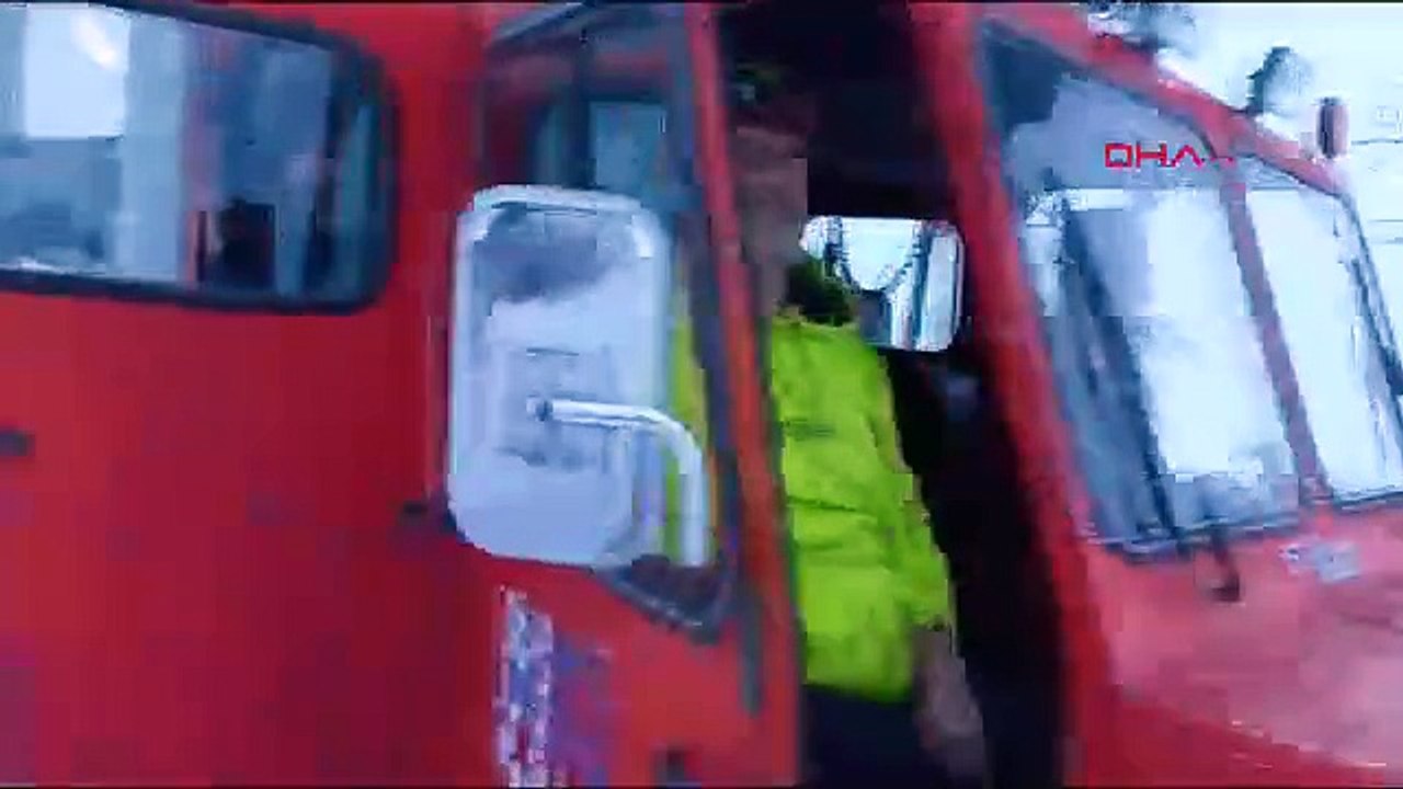 RİZE - Motorlu testereyle buzlaşan karı kesip yol açtılar (VİDEO EKLENDİ)