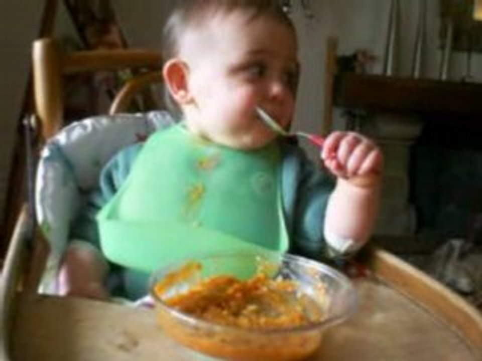 Mat mange presque tout seul !