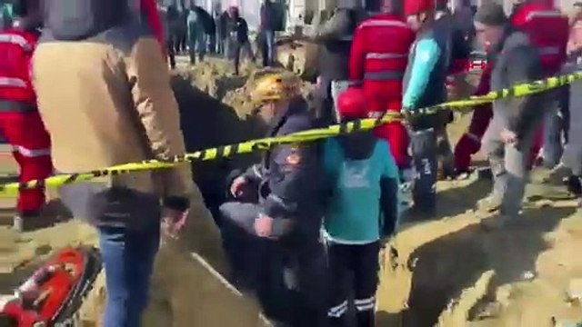 Kanalizasyon inşaatında göçük: 1 ölü, 1 işçi aranıyor