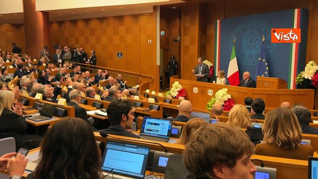 L?applauso dei giornalisti per Cecilia Sala alla conferenza stampa di Meloni a Montecitorio