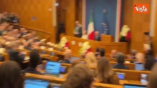 L’applauso dei giornalisti per Cecilia Sala alla conferenza stampa di Meloni a Montecitorio