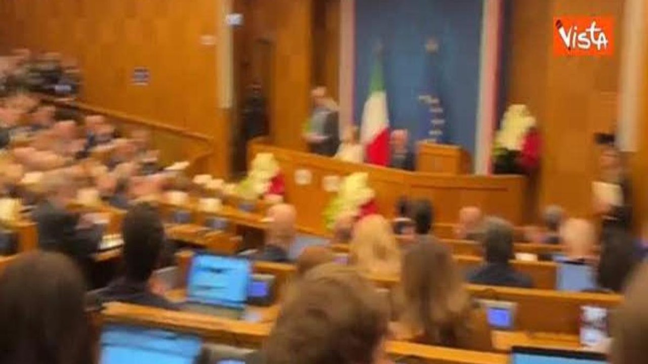 L’applauso dei giornalisti per Cecilia Sala alla conferenza stampa di Meloni a Montecitorio
