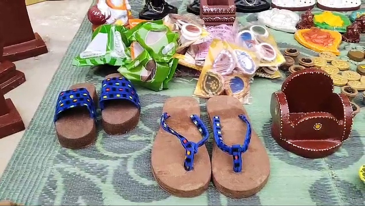 आरा में गोबर का हो रहा सही इस्तेमाल, बनाये जा रहे हैं आकर्षक चीजें