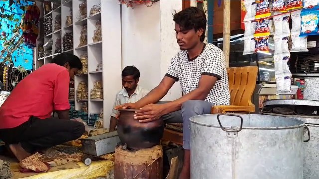 तिल और गुड़ की सौंधी -सौंधी महक से गुलजार हुई राजधानी ! बिहार के गया से बुलाए गए कारीगर रांची में बना रहे हैं स्वादिष्ट तिलकुट !!
