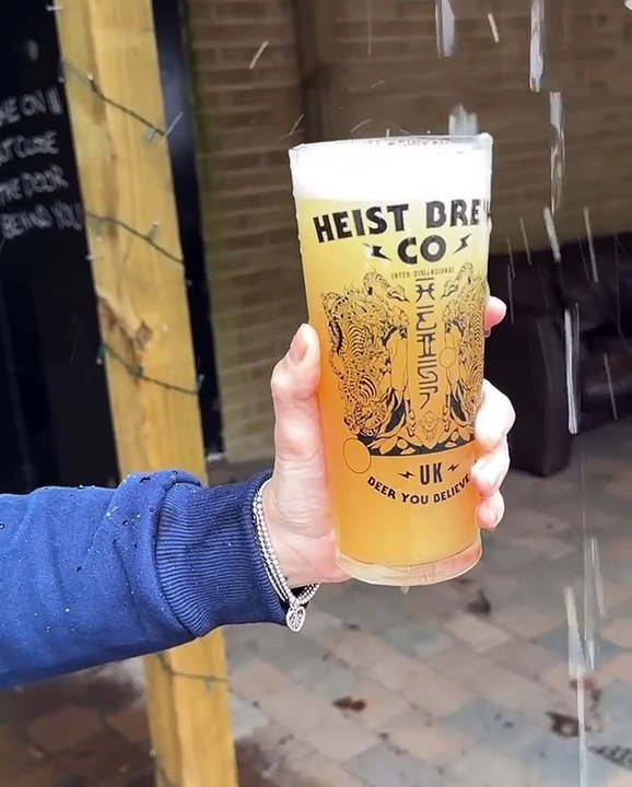 It's raining beer at The Yard in Langwith - video Dailymotion