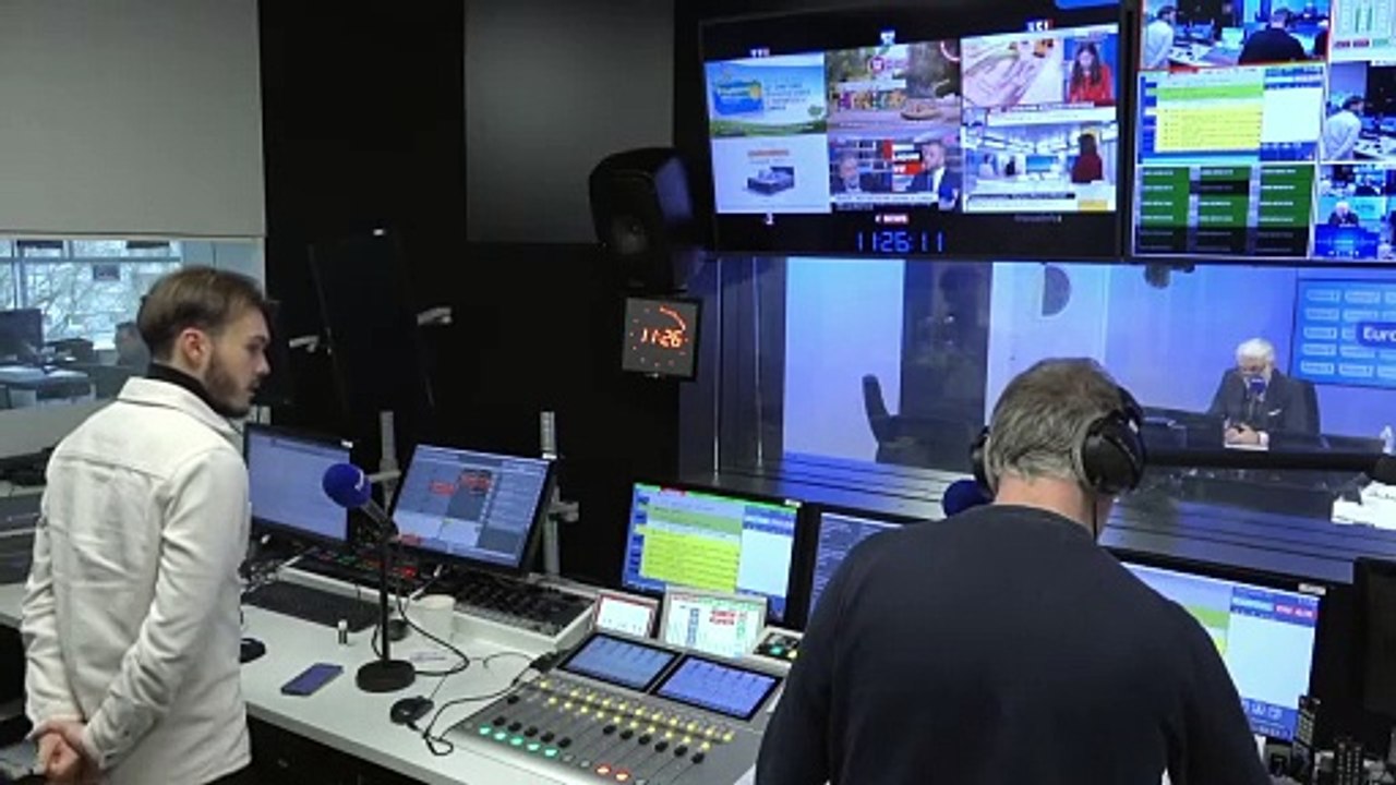 Pascal Praud et vous - Emmanuel Macron «mérite le respect», déclare sa femme Brigitte : «Le respect, ça se gagne», répond un auditeur