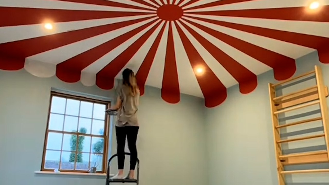 Muralist verwandelt kinderzimmer in zirkuszelt-spielzimmer