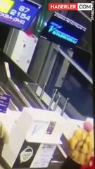 Bagaj bandını yürüme yolu sandı, bagaj boşluğuna düştü