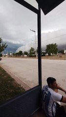 San Luis: volvían de trabajar y los garro un tornado grabaron el momento