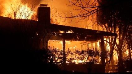 Cinco muertos en los tres incendios de Los Ángeles que obligan a decenas de miles de personas a abandonar sus casas