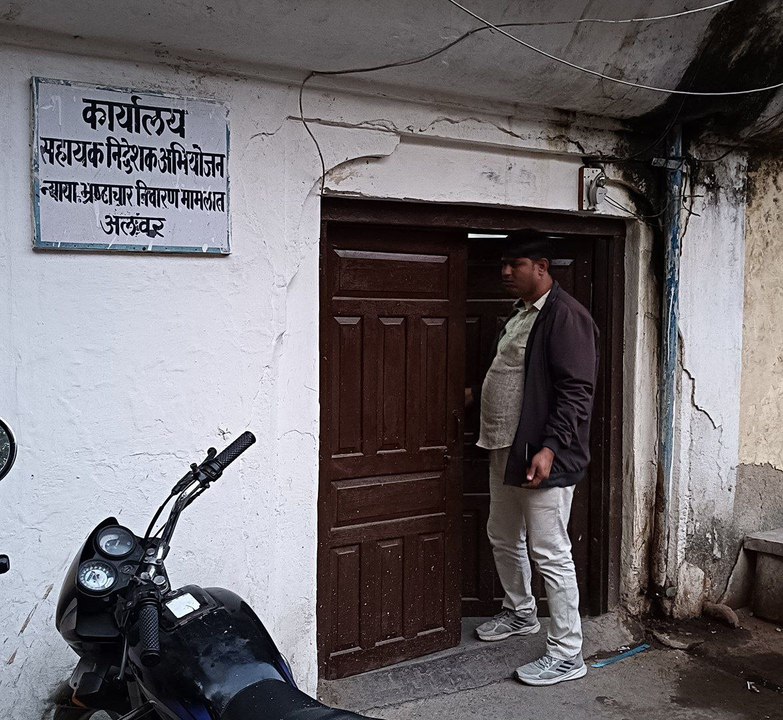 एसीबी ने अलवर कोर्ट में रिश्वतखोर बाबू को ट्रैप...