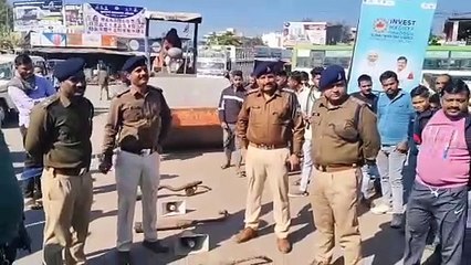 चुनाव के दौरान वाहनों पर लगे हूटर एवं मोडिफाई साइलेंसर को रोड रोलर से किया नष्ट