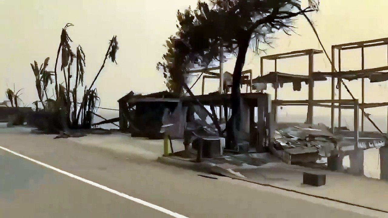 Incendies monstres à Los Angeles: Les images impressionnantes de dizaines de maisons à Malibu détruites par les flammes - VIDEO