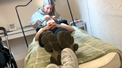 Girl pranks lash technician by pretending there’s a spider on her head