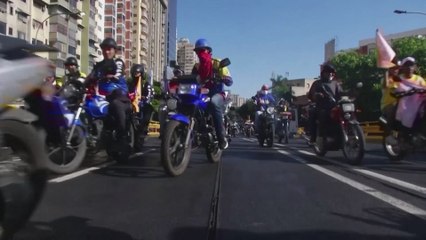 Las brigadas motorizadas chavistas marchan en defensa de Maduro