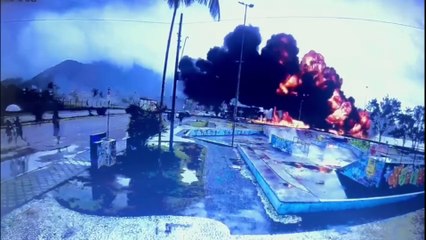 URGENTE: Avião de pequeno porte cai e explode na praia em Ubatuba, no Litoral Norte de SP