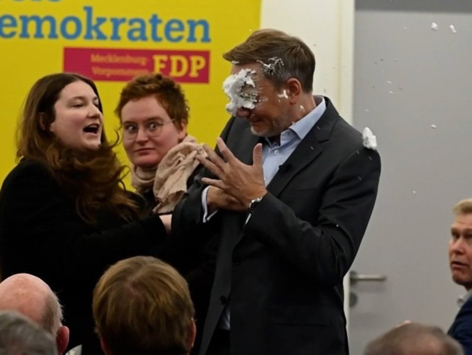 Mitten ins Gesicht! Christian Lindner mit Torte attackiert