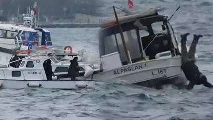 Üsküdar’da denize düşen balıkçıyı diğer teknedekiler kurtardı: O anlar kamerada