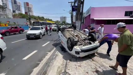 Táxi capota após batida com outro carro na Av. Gustavo Paiva; trânsito está lento