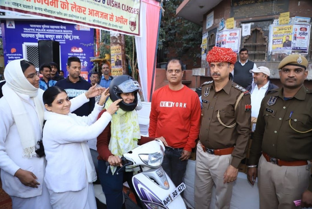 सडक़ सुरक्षा माह: यातायात नियमों के प्रति जागरूक कर बांटे हैलमेट