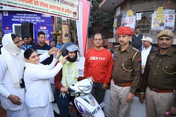 सडक़ सुरक्षा माह: यातायात नियमों के प्रति जागरूक कर बांटे हेलमेट
