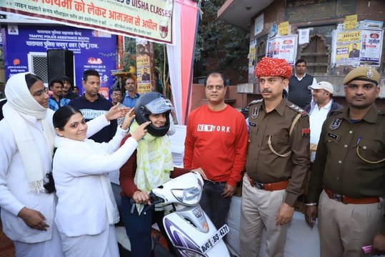 सडक़ सुरक्षा माह: यातायात नियमों के प्रति जागरूक कर बांटे हेलमेट