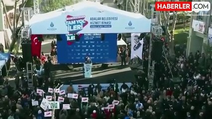 Ekrem İmamoğlu, kendisini protesto eden vatandaşla kürsüden atıştı