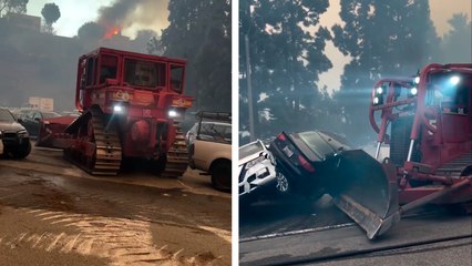 California: 'Dozer 5' excavadora pesada que utilizan para remover cientos de vehículos abandonados por el incendio