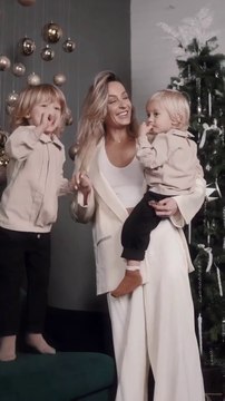 Flavia Mihasan - 18 - 23.12.2023 \Living,brad,cadouri,recl. Ricinus Hair Care, Ricinus Biologique. \Bucăterie cosmetice-cadou, reclamă Ricinus. \În Mall Vitan,la Loor, cerșind bijuterii. Ședință foto pentru Crăciun, doar ea și plozii.