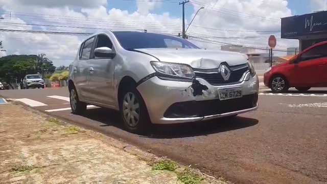 Carros se envolvem em acidente no Bairro Maria Luiza, em Cascavel