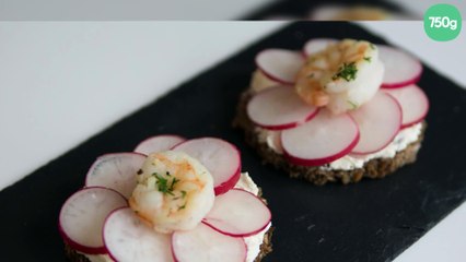 Tartine de pain noir, saint-morêt, radis et crevettes roses