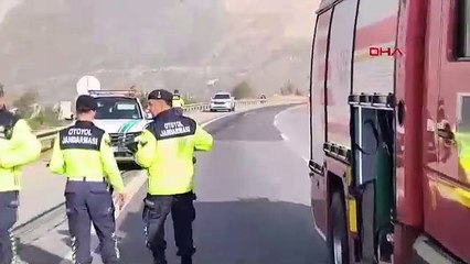 TIR'ın altına giren araçtan yaralı kurtarıldılar