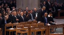 Usa, Obama ride mentre Trump gli parla ai funerali di Carter