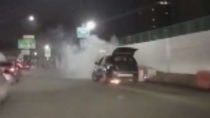 의왕 고천사거리 인근 차량 화재...행인이 진압 도와 / YTN