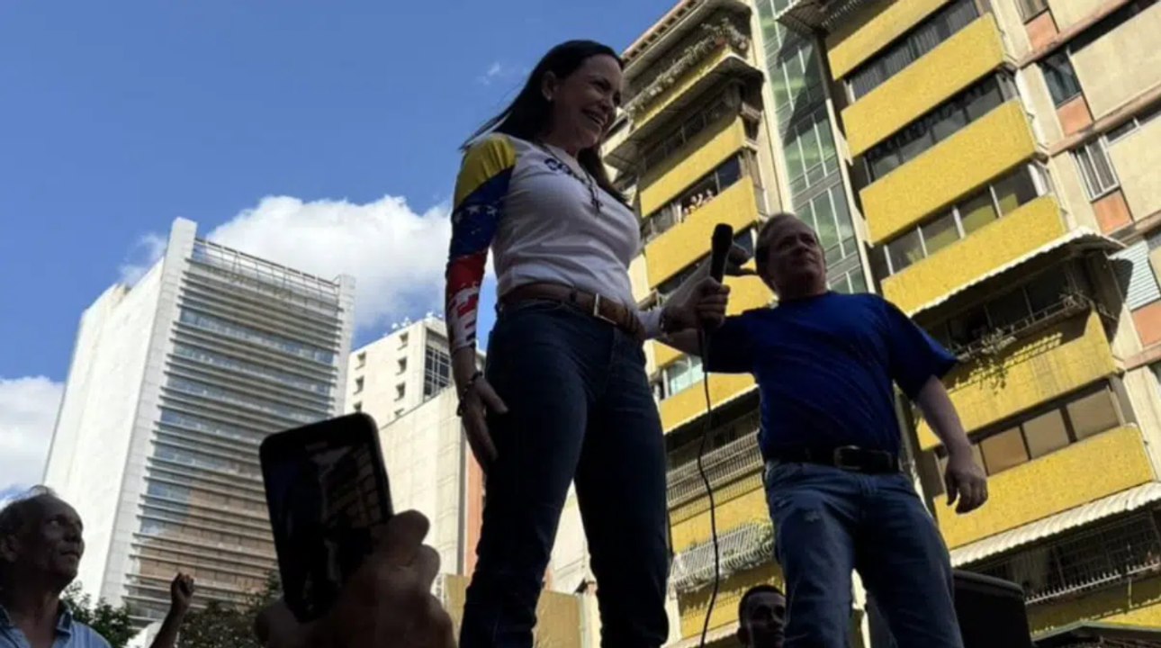 María Corina Machado reaparece en la manifestación de Caracas pese a la presión del régimen de Maduro